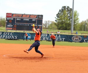 Kenzi Tate sends another pitch flying toward catcher, Deven Wilson. (Malorie Paine)