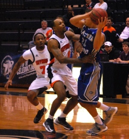 Bobby Jones tries to keep his man from passing as Justin Childs moves in to help. (Alex Jacobi)