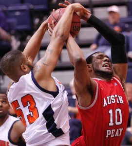 Jeremy Washington attempts to block a shot by Austin Peay without fouling. (Robert Smith/Clarksville Leaf-Chronicle)