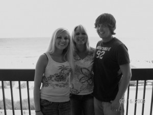 Holly Bobo stands with her mom, Karen Bobo and brother, Clint Bobo on May 16, 2009. (News.gather.com)